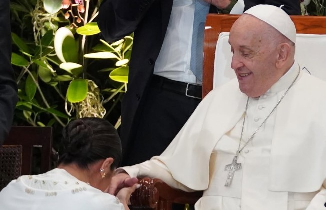 Franka Franklin mencium tangan mendiang Paus Fransiskus. [Instagram @frankamakarim]